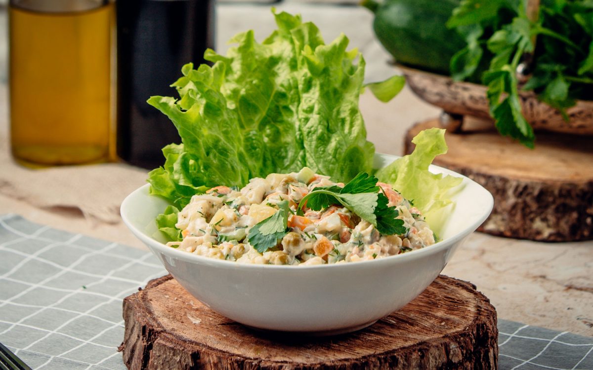 Ensalada De Pollo Con Lechuga, Una Comida Fresca Y Natural.