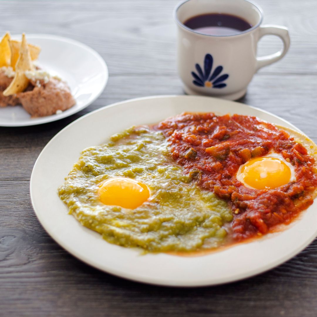 Huevos Divorciados Con Frijoles Refritos